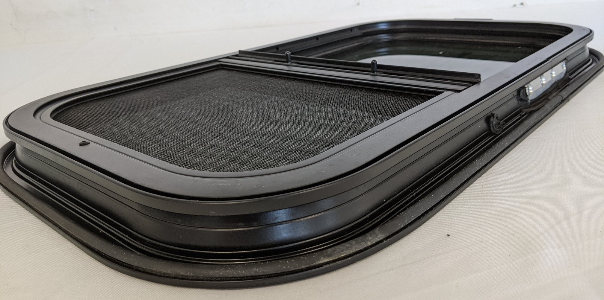 Freightliner Cascadia Side Sleeper Window w/ Retainer - P/N A18-63653-000 (3939768402006)