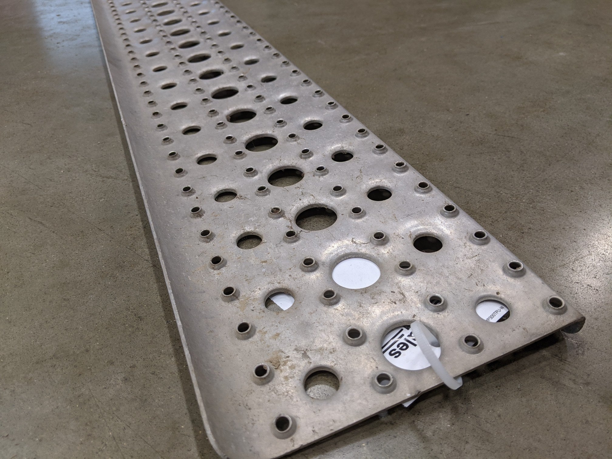 Used Freightliner 86½" x 6¼" Plain Chassis Fairing Step - P/N 22-43012-014 (9639490486588)