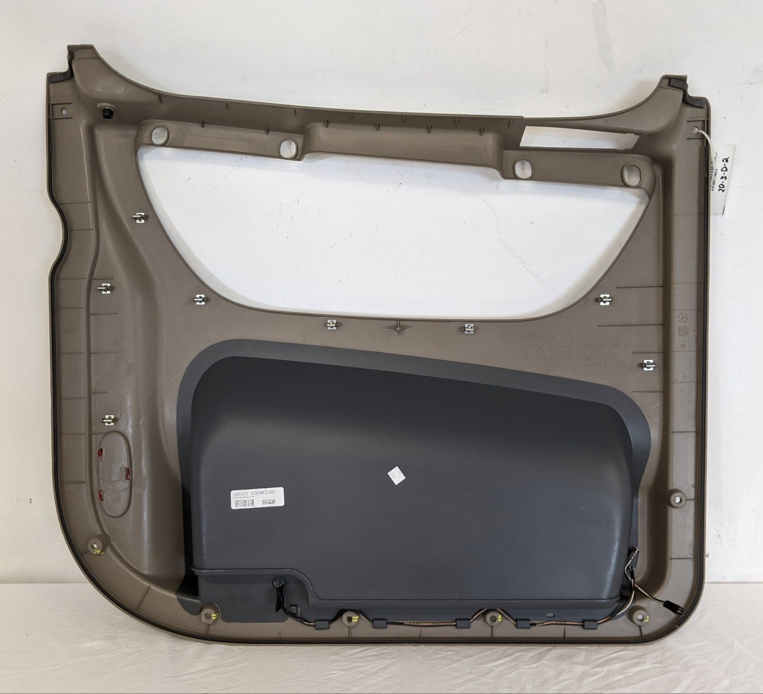 Damaged Freightliner Cascadia P3 RH Door Panel -P/N A18-58477-005, 16915386 (9673667445052)