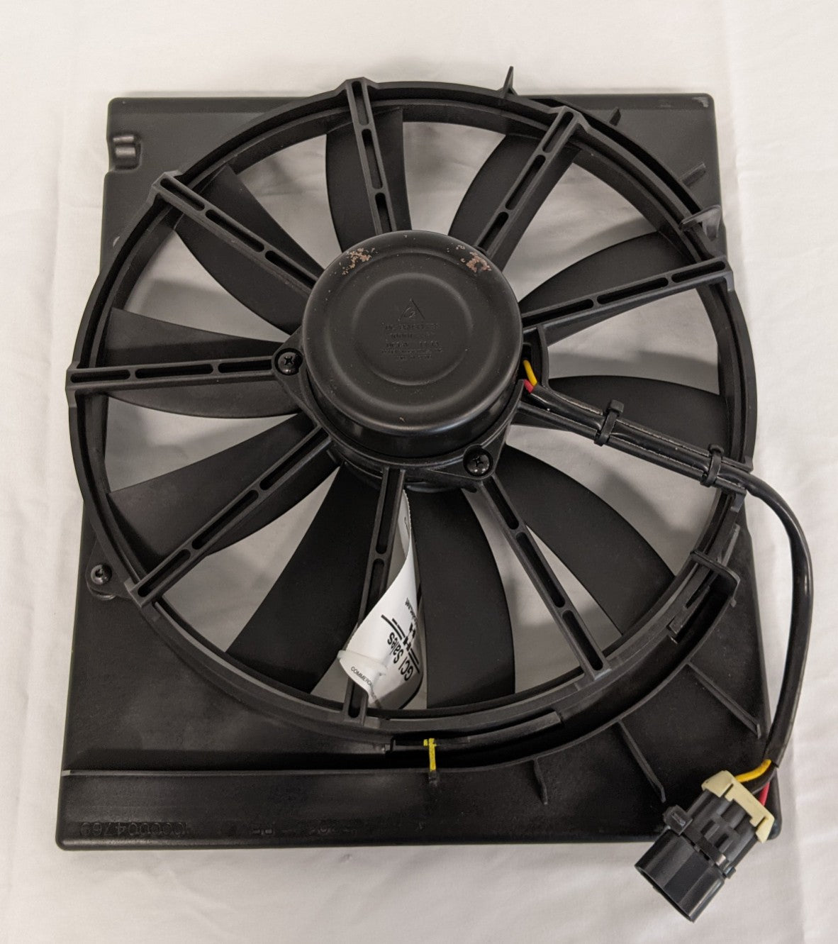 Damaged Freightliner Cascadia P3 AC Condenser Fan w/ Shroud - P/N BSM 1000175537 (9680703095100)