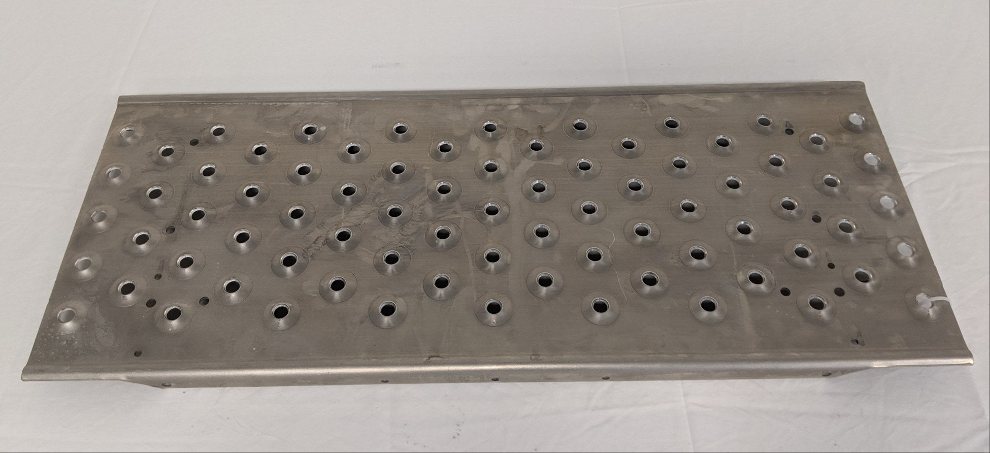 Freightliner 33 ½" x 13 ¾" One Piece Deck Plate - P/N  22-69103-004 (9775774138684)