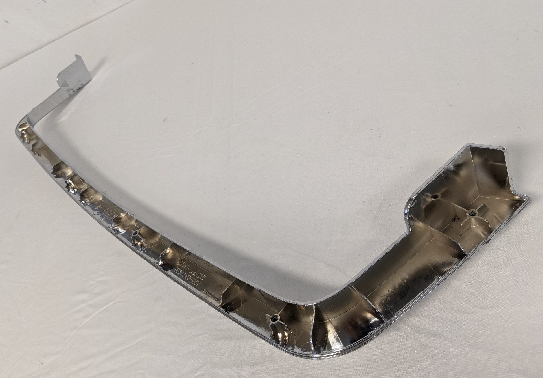 Used Freightliner Cascadia P4 Chrome Center Bumper Bezel Trim- P/N A21-28982-001 (9868014747964)