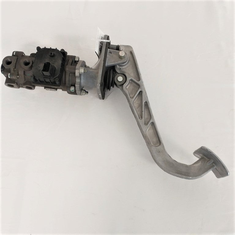 *Broken Connector* Wabco Stroke Valve Foot Brake Assy- P/N: A12-28393-000 (6727676100694)