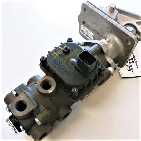 Damaged Freightliner P3 Valve Brake Pedal - P/N  961 899 211 0, 12-20222-000 (4770707308630)