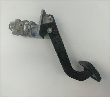 Freightliner Brake Pedal Valve--5006808 and Brake Pedal Assembly--A12-17438-006 (4041056026710)