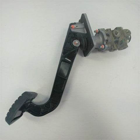 Freightliner Brake Pedal Valve--5006808 and Brake Pedal Assembly--A12-17438-006 (4041056026710)