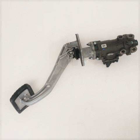 *Broken Connector* Wabco Stroke Valve Foot Brake Assy - P/N: A12-28393-000 (6639748022358)