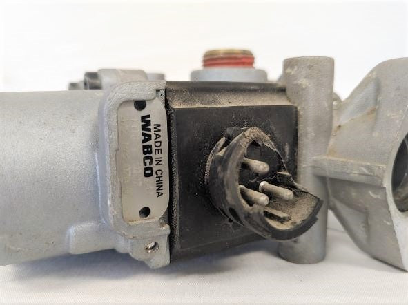 Damaged Wabco Modulator Valve - P/N: 472 195 078 0 (6633746956374)