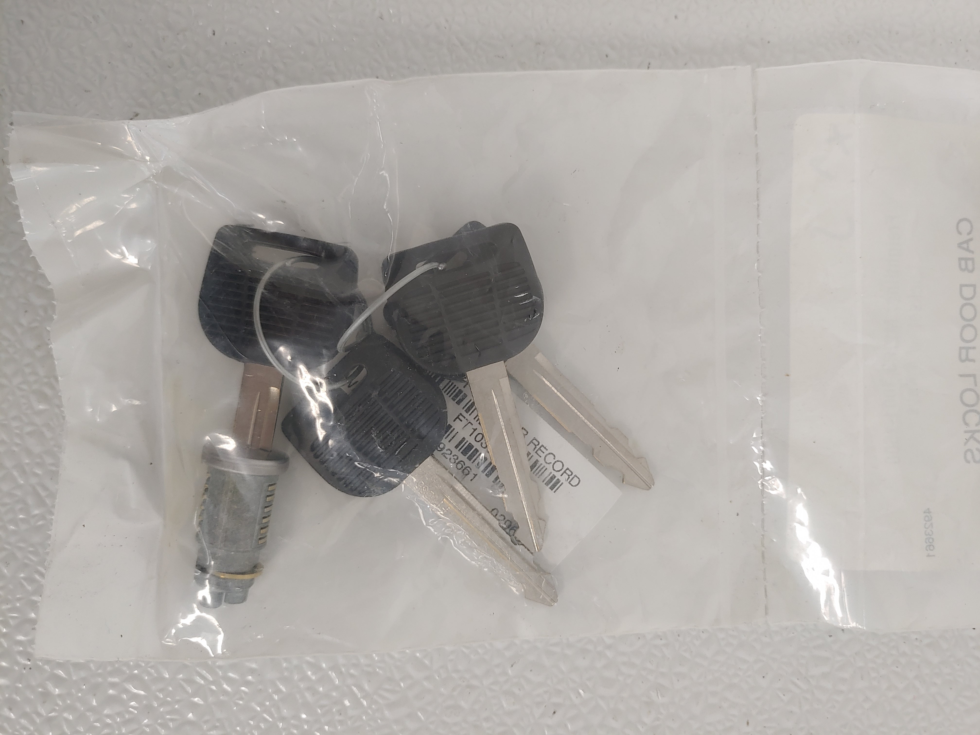 Freightliner M2/P3 1001-1500 Lockset w/ 4 Keys - P/N: W22-00076-007 (6813475471446)