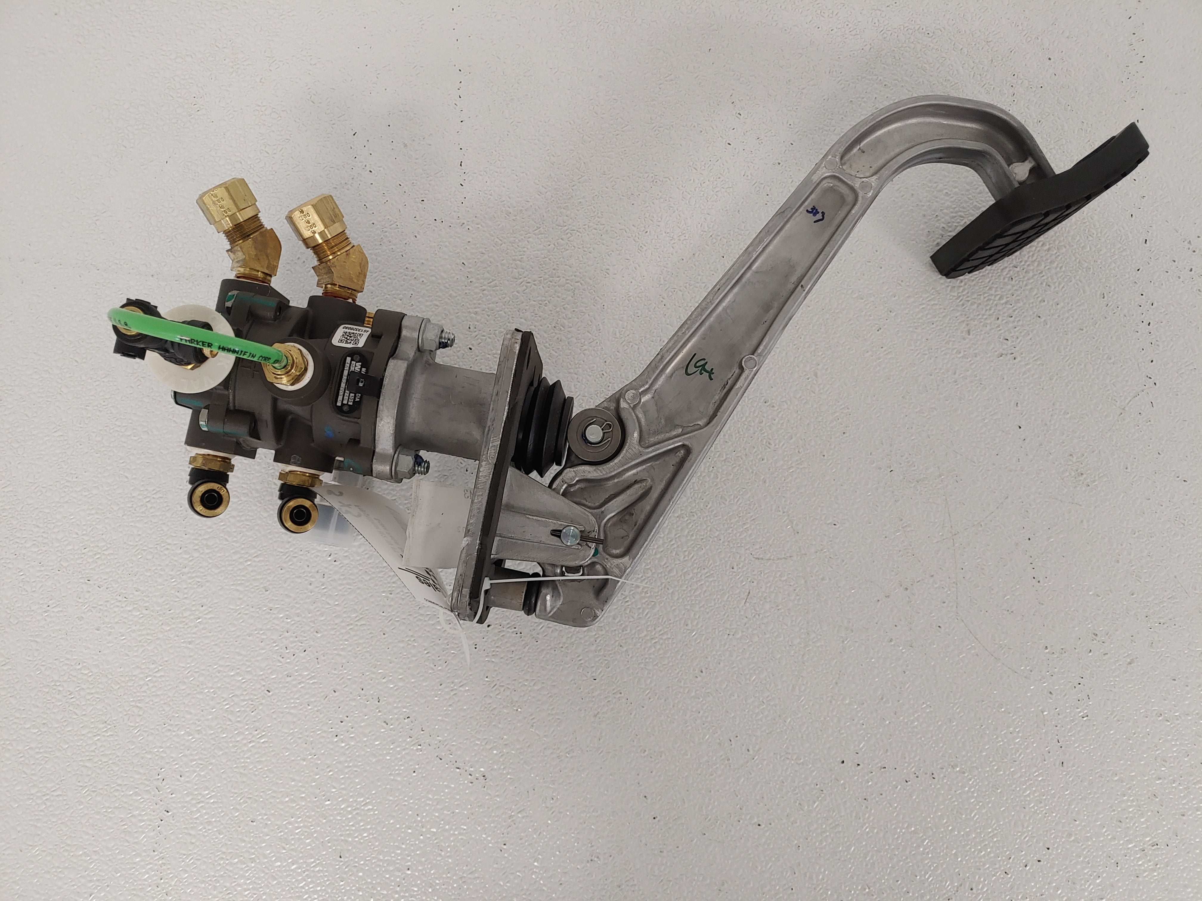 Freightliner M2 1V FT Valve Brake Pedal Assy - P/N: A12-28407-004 (7999751782716)