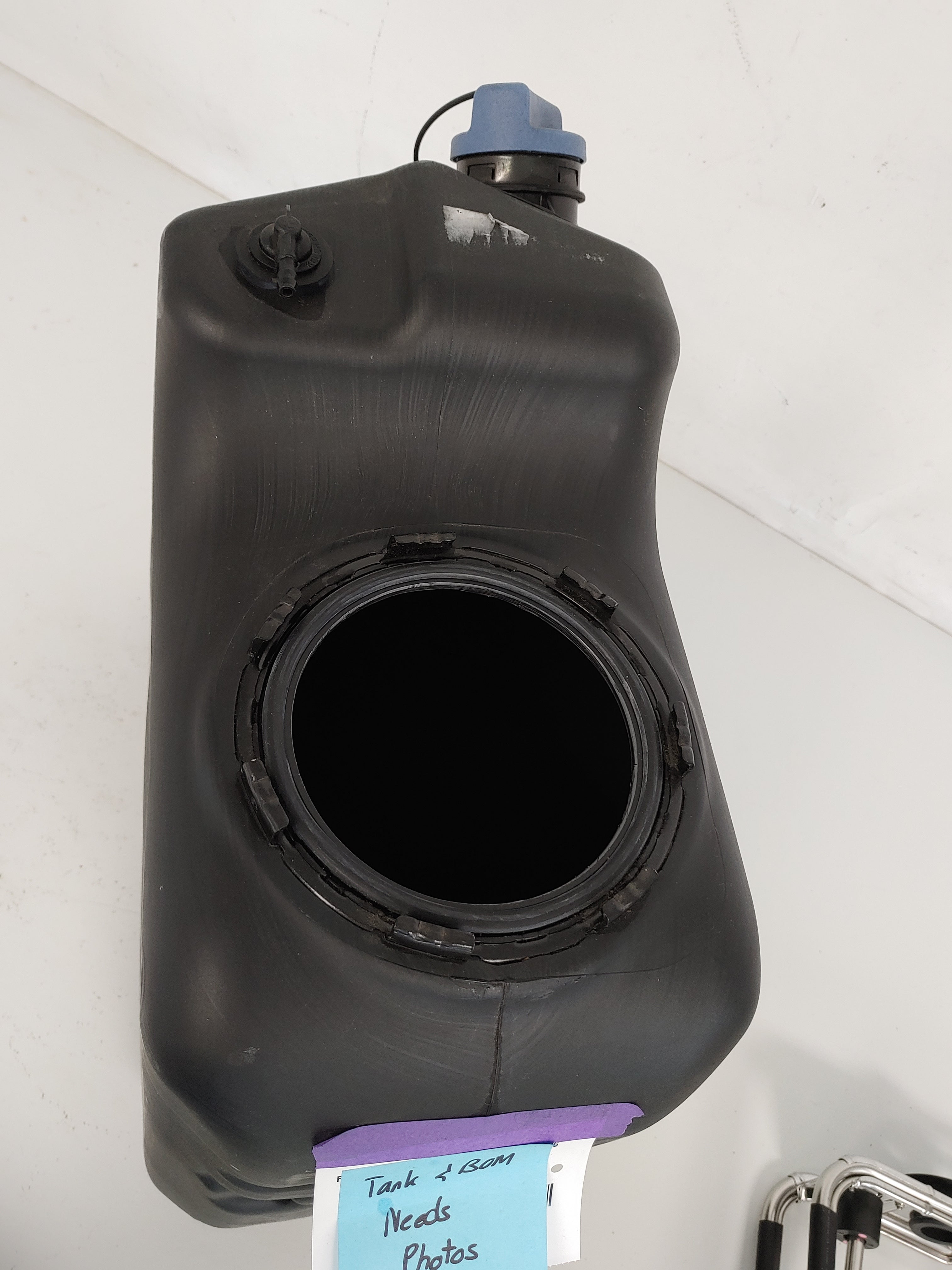 Freightliner 13 Gal. LH Short High Fill DEF Tank - P/N  A04-31889-006 (6541742604374)