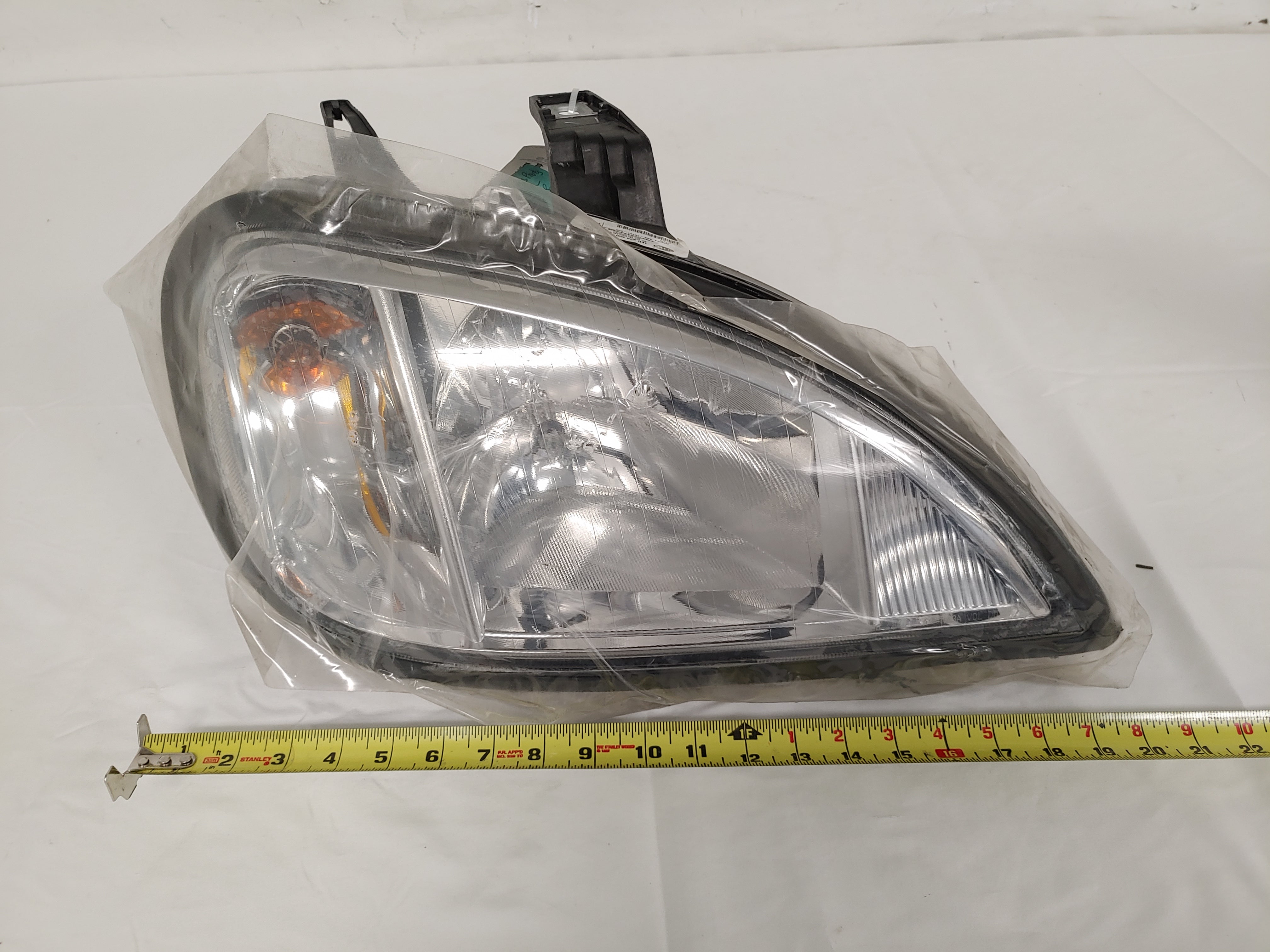 Damaged Freightliner Columbia RH Headlamp Assembly - P/N   A06-75737-005 (8048138813756)