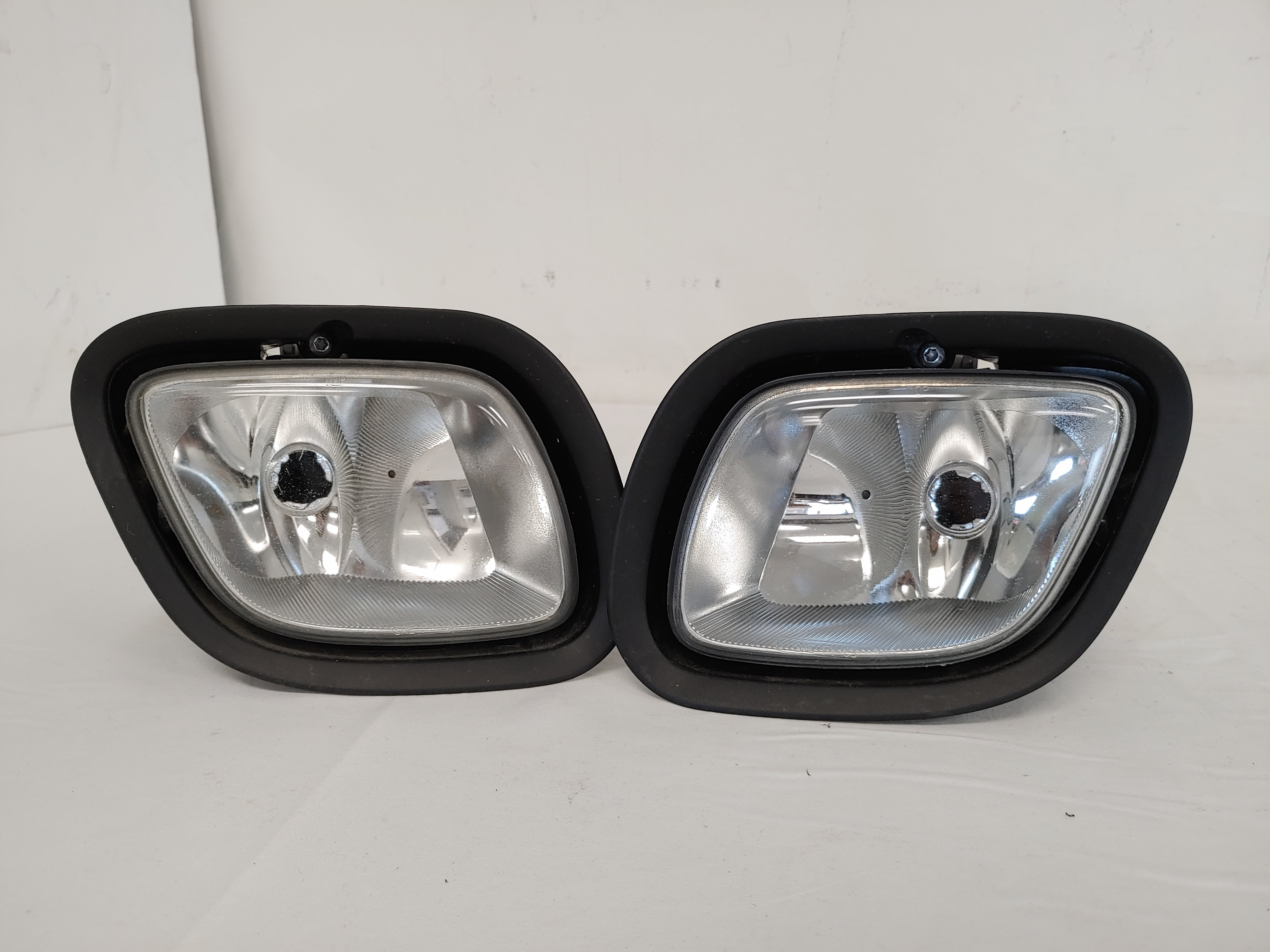 *Pair of RH/LH* Used FTL Cascadia Fog Lights w/o Bulbs P/N A06-51908-000 / 001 (8108398412092)