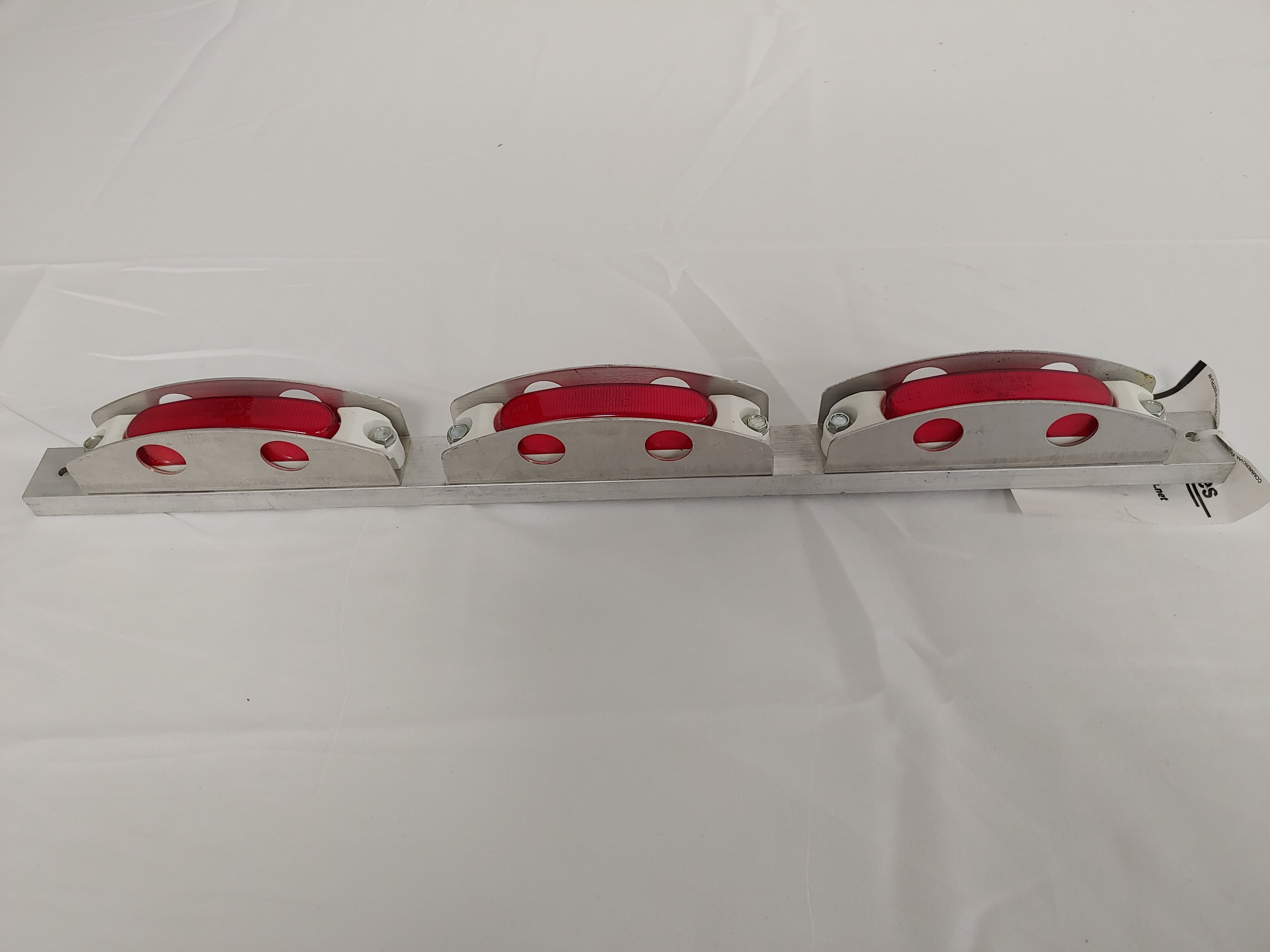 GROTE 3-1/2" In-Oval Stop/Turn/Tail Light, Red W/ 3 LIGHT BRACKET (4981501755478)