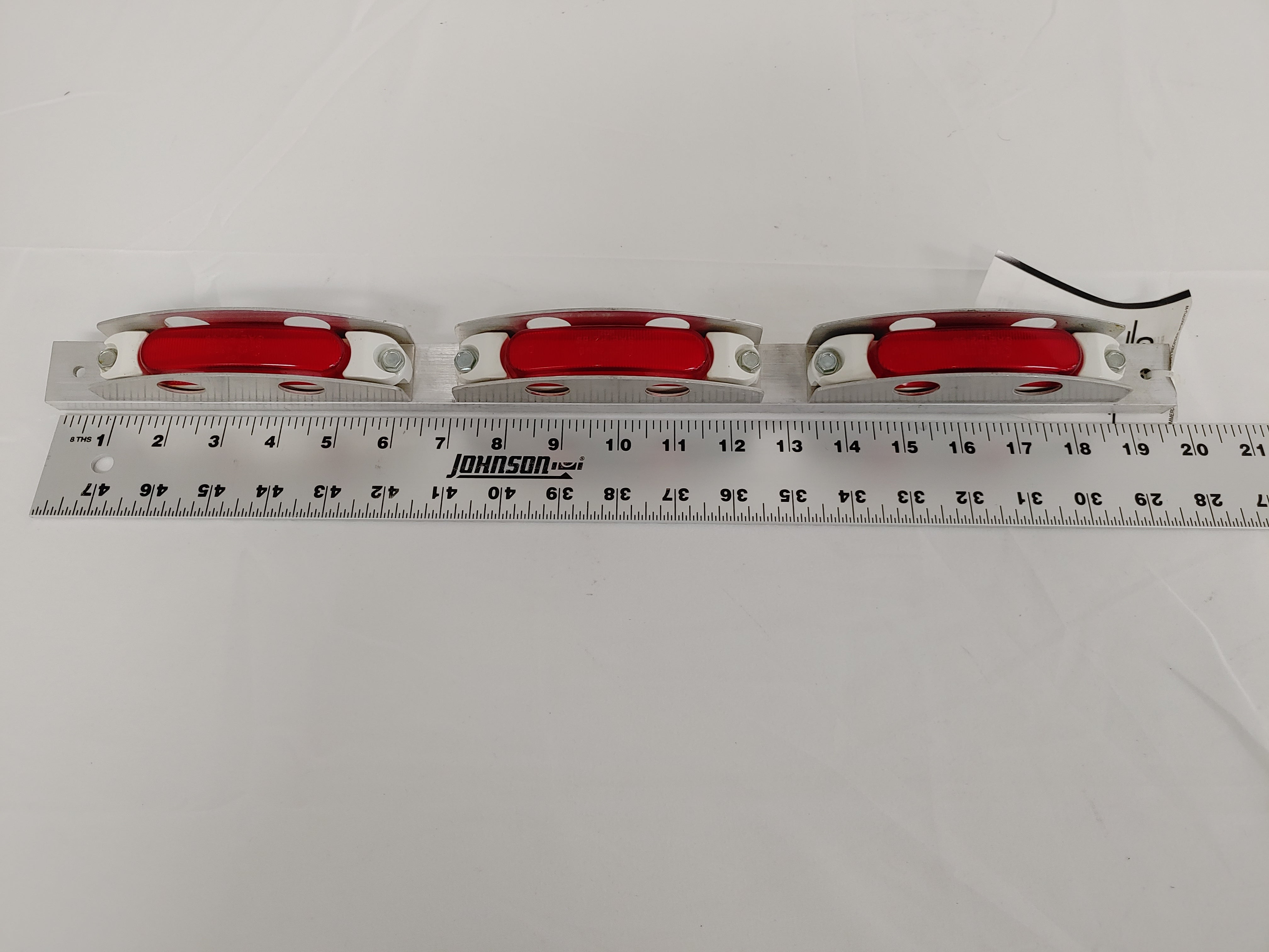 GROTE 3-1/2" In-Oval Stop/Turn/Tail Light, Red W/ 3 LIGHT BRACKET (4981501755478)