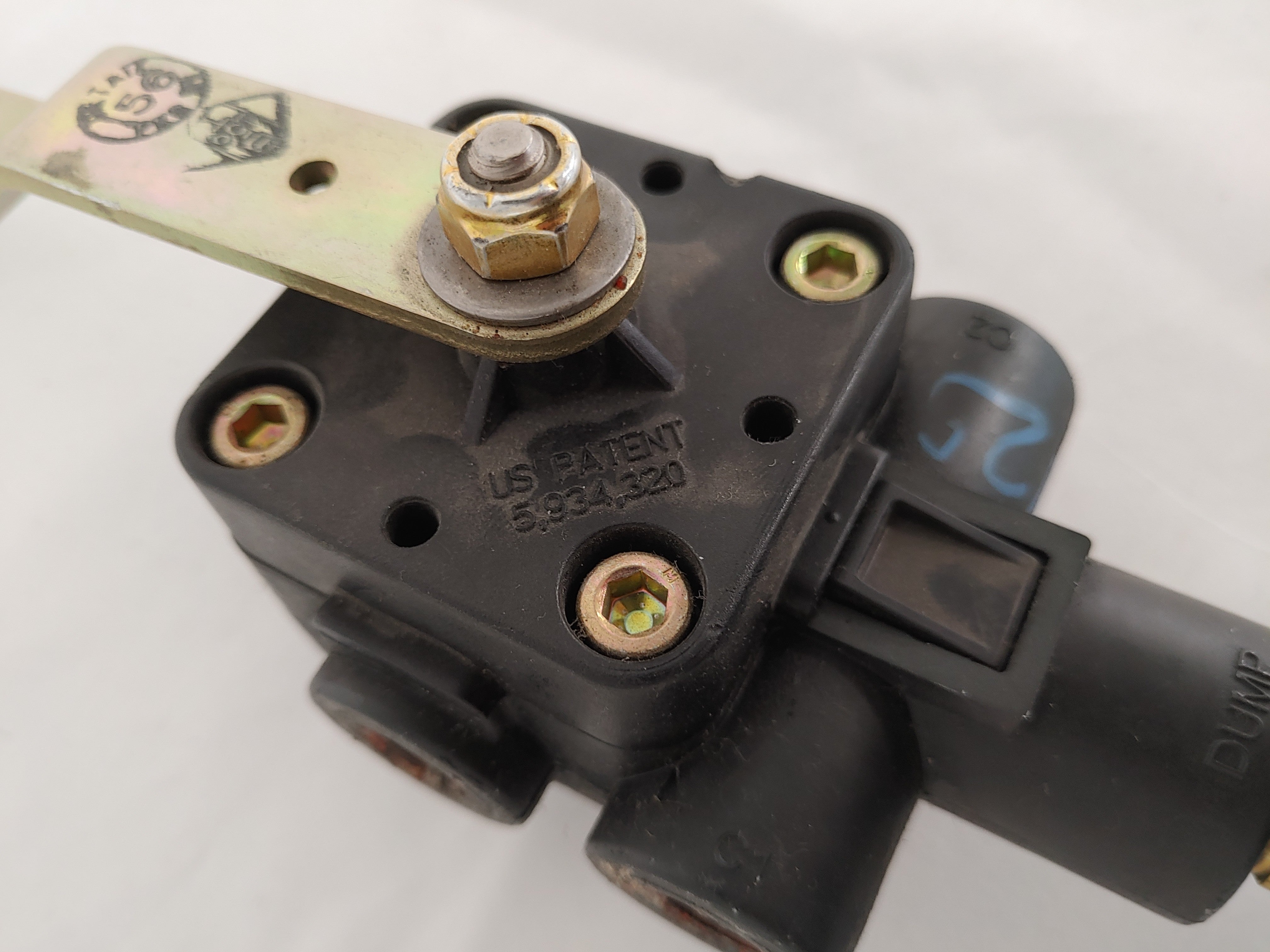 Damaged Rear Suspension Height Control Leveling Valve - P/N  16-14318-000 (8113339990332)