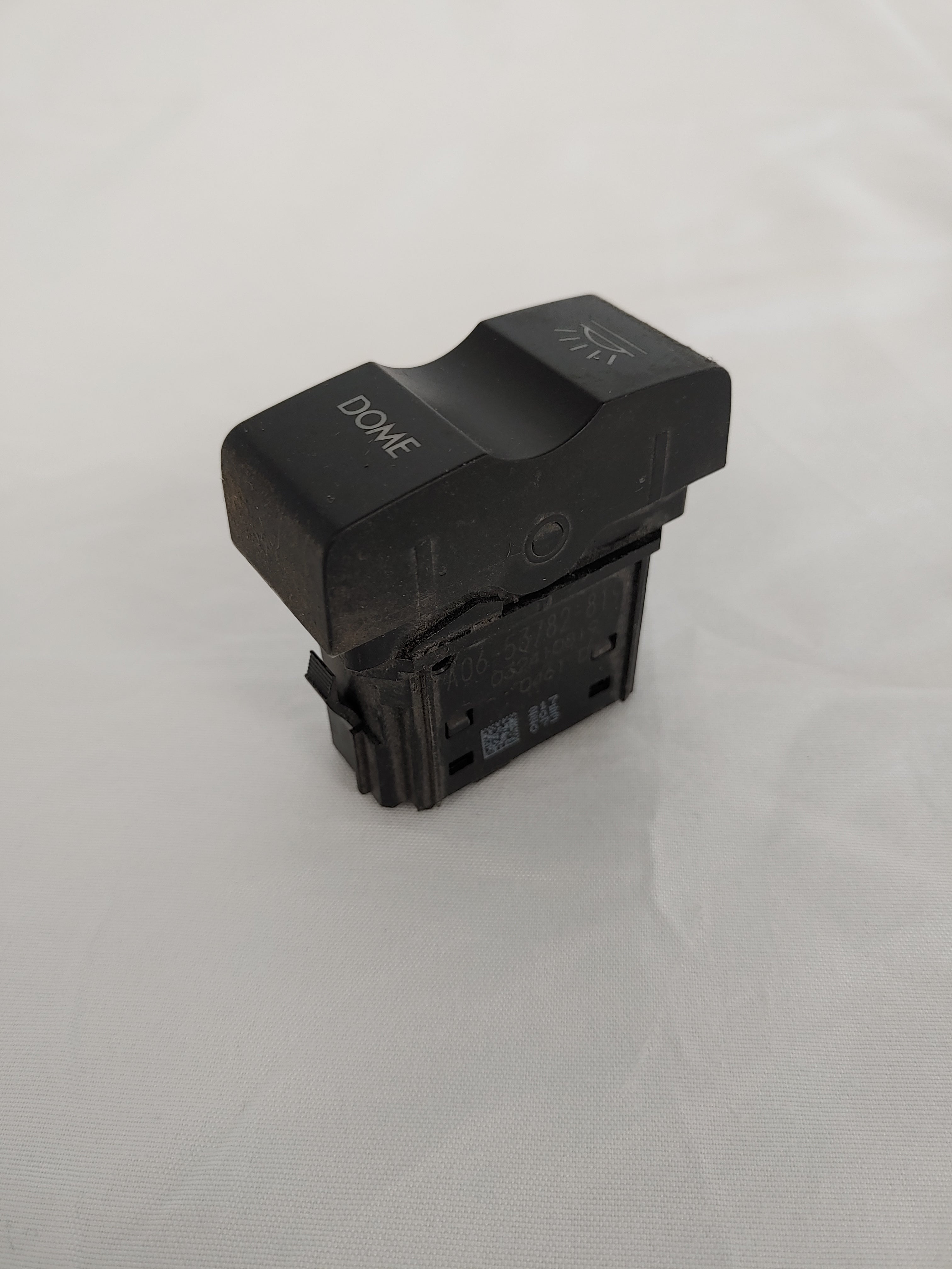 Used Freightliner Bunk Mid Dome Lamp Rocker Switch - P/N  A06-53782-819 (8245127414076)