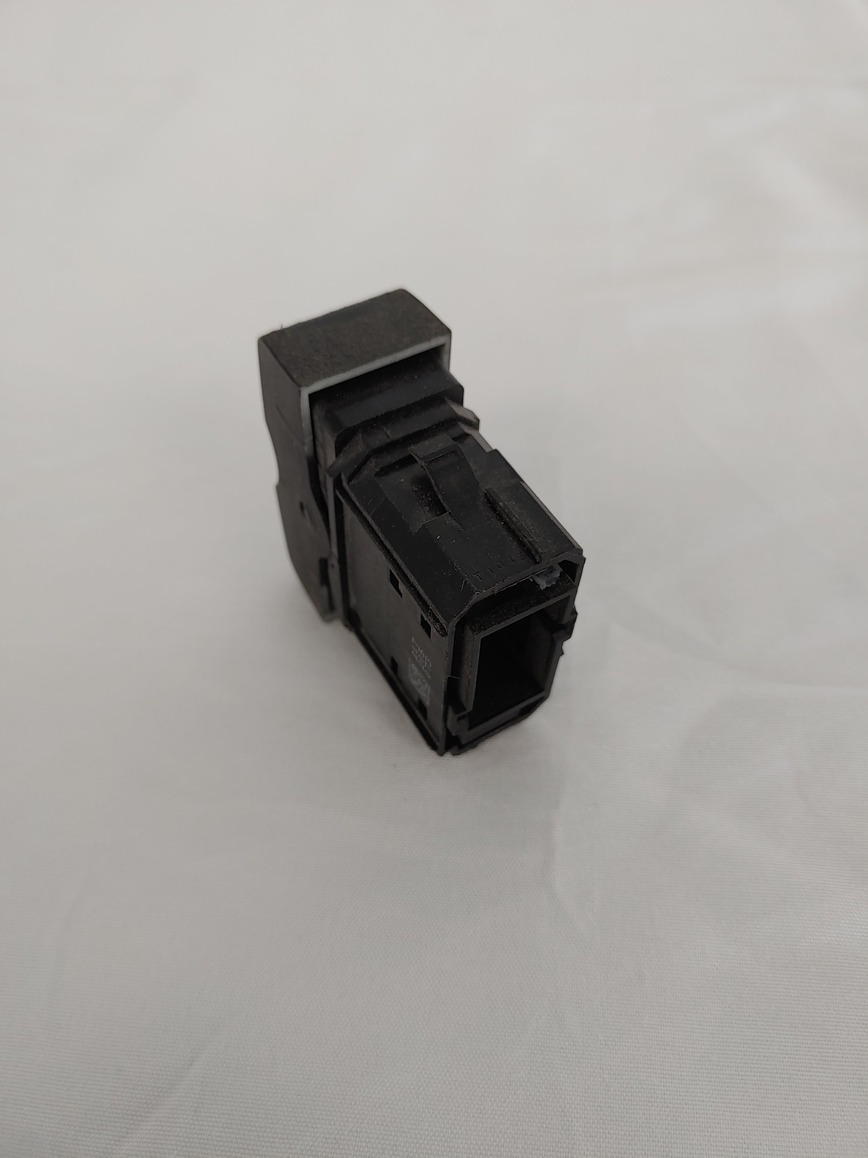 Used Freightliner Bunk Mid Dome Lamp Rocker Switch - P/N  A06-53782-819 (8245127414076)