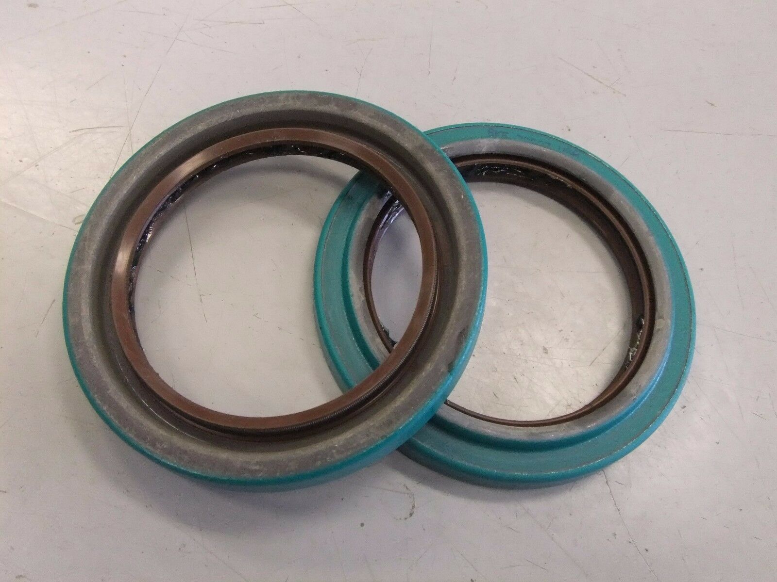 Set of 2 Wheel Seals Rear--Oil Seals--Fits 05-06 Ford-350 Super Duty - SKF 32527 (4023646683222)