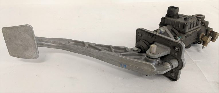 Used Meritor Stoke Valve Foot Brake Assembly - P/N  A12-28393-000 (6734261551190)