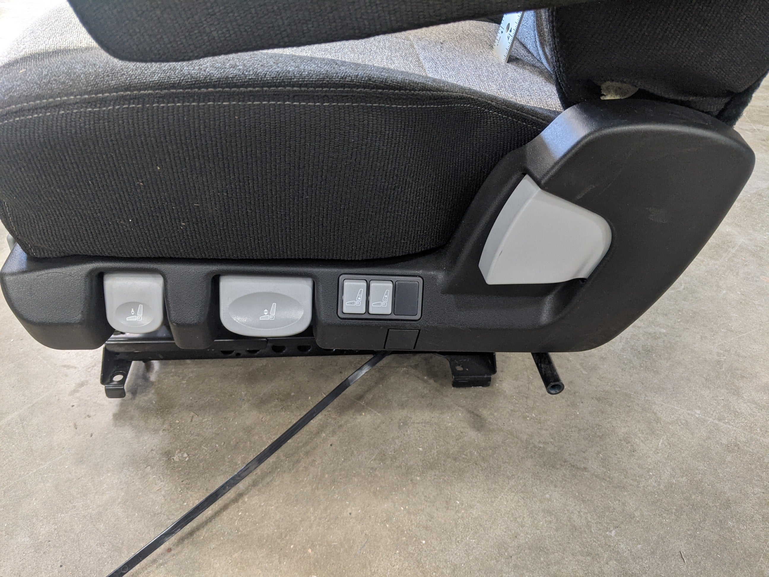 Used Freightliner Cascadia Gray & Black Air Ride Driver Seat - P/N: C27-00099-301 (8260686807356)