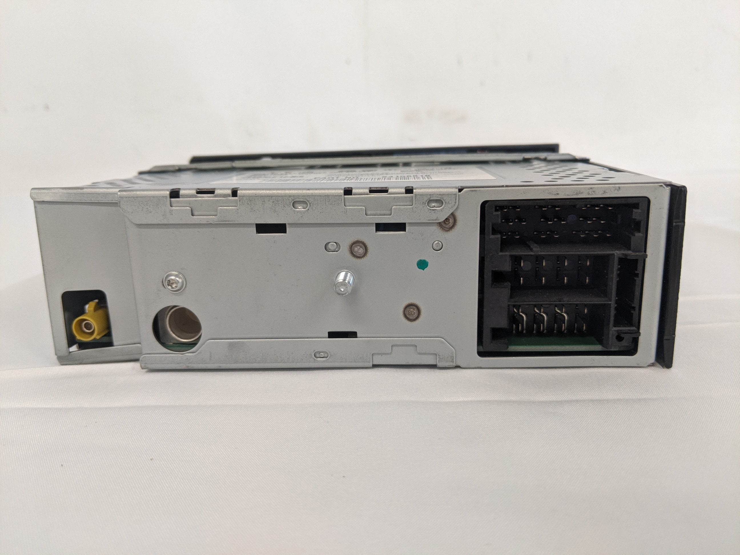 Damaged Delphi DEA540 Radio - P/N: A22-77380-001 (8272940040508)