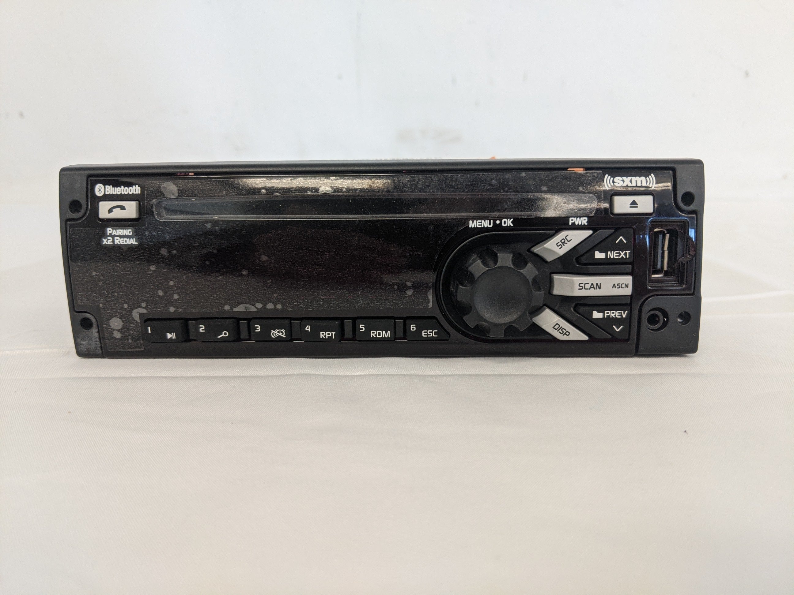 Damaged Delphi DEA540 Radio - P/N: A22-77380-001 (8272940040508)